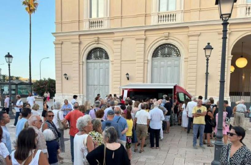 Dalle spiagge alle piazze, &egrave; l&rsquo;estate dei banchetti per l&rsquo;Autonomia