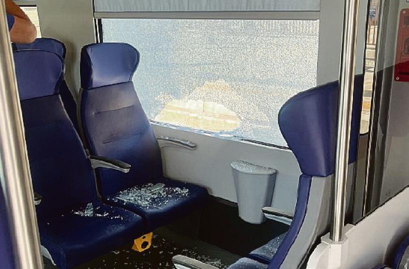 Finestrino sfondato sul regionale Bari-Foggia: «Noi salvi per miracolo»
