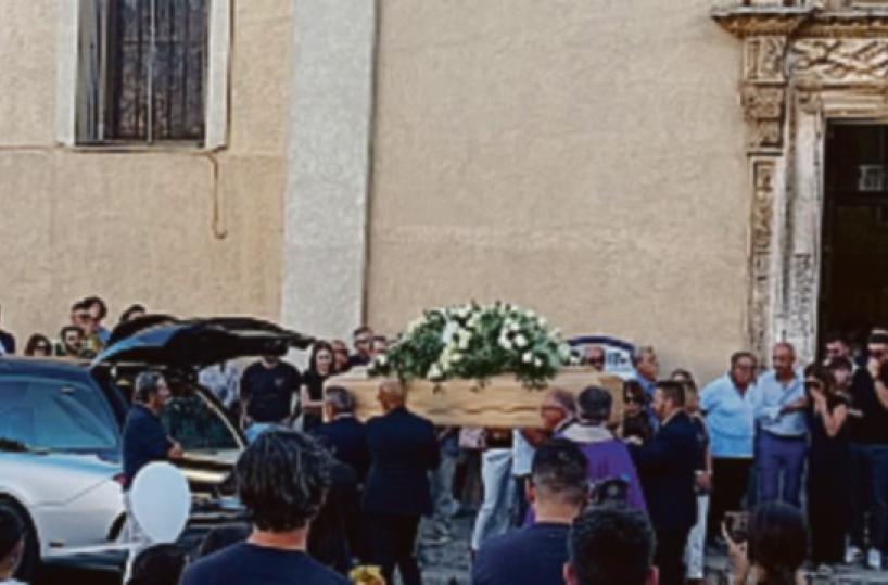 Bagno di folla al funerale di Andrea, 25enne investito a Ostuni 