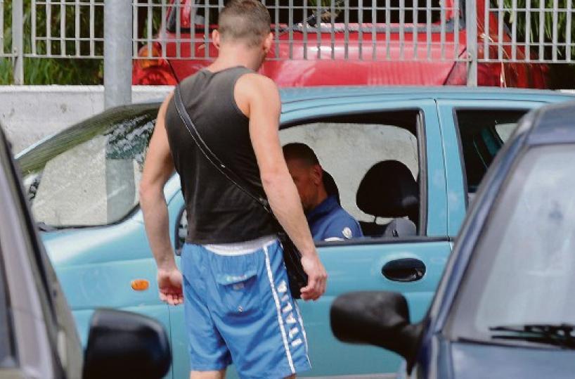 Parcheggiatori abusivi onnipresenti a Bari: ora l’assalto a scuole e Fiera del Levante