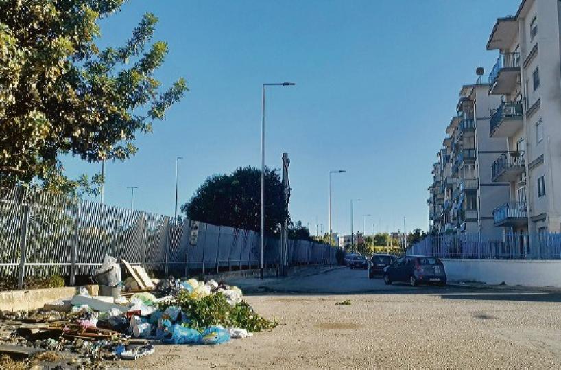 Bari, chili di immondizia e roghi notturni: al San Paolo una discarica a cielo aperto
