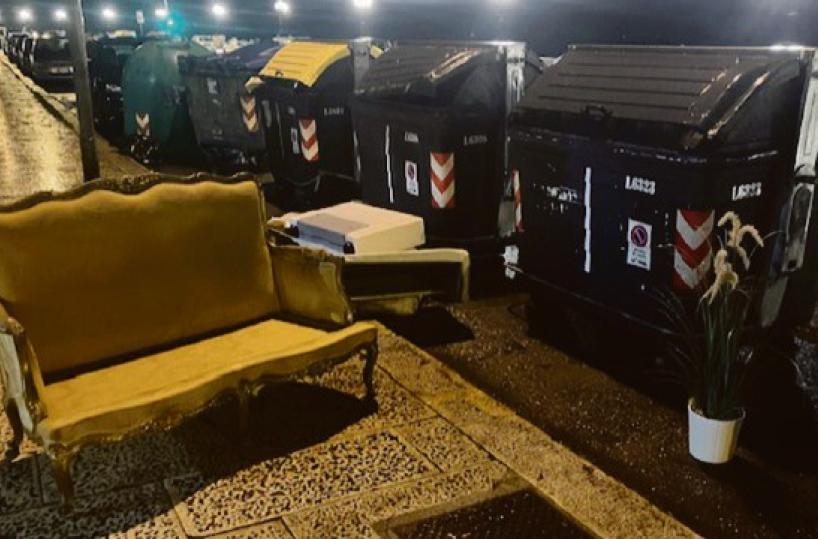 Degrado a Bari, salottino con vista su bidoni della spazzatura nella città vecchia