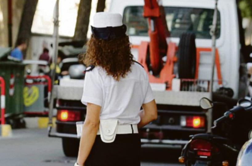 Paura in pieno centro a Lecce: vigilessa investita e ferita