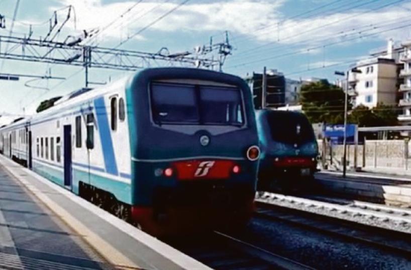 Molfetta, challenge folle impazza sui social tra i 15enni: «Attraversare i binari con il treno in corsa»