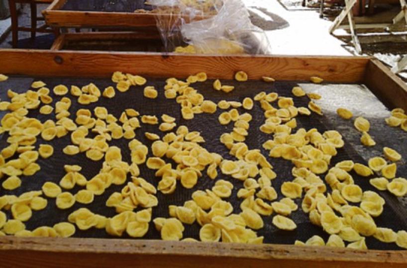 «Orecchietta gate»: ora le regole. Le pastaie convocate in Comune a Bari