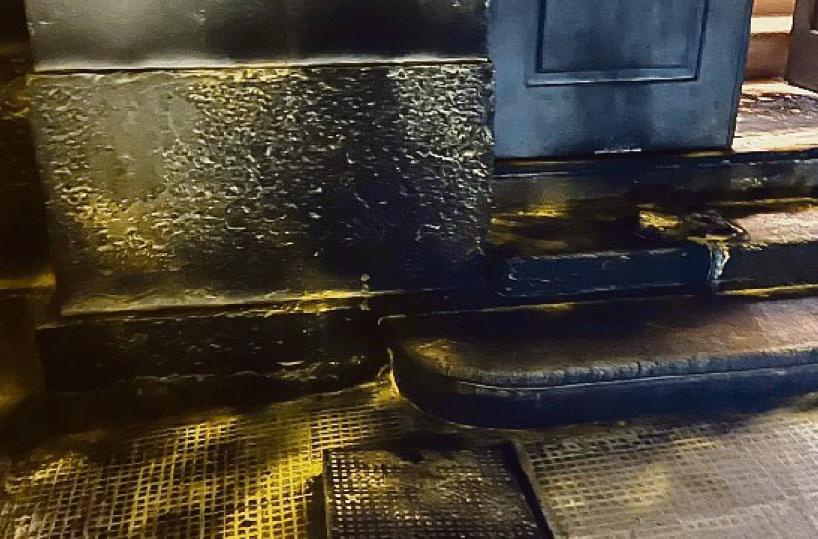 Fiamme al portone di casa dell'eurodeputato Ventola (FdI): «Noi salvi per miracolo ma mi chiedo perché?»