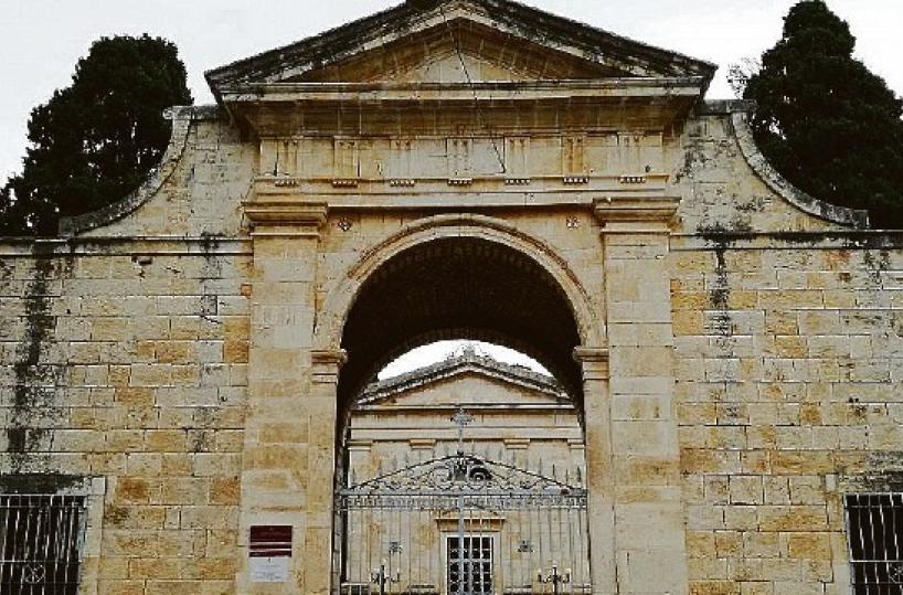 Conversano, loculi occupati nel cimitero: traslati i feretri abusivi