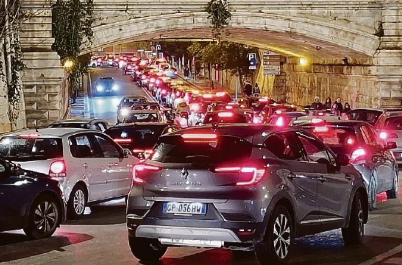 Traffico impazzito per lo shopping natalizio: il centro di Bari va in tilt