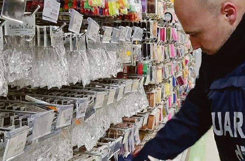 Potenza, sequestrati 220 mila pezzi tra bigiotteria, giocattoli e prodotti ortopedici