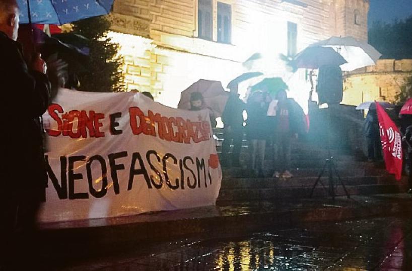 Nardò, città bloccata per Casapound in biblioteca: delirio in piazza, oltre mille per manifestare