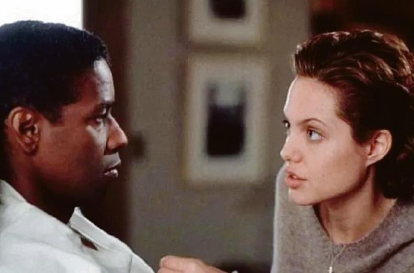 Un ex detective e una poliziotta a caccia di un serial killer nel film con Washington e Jolie