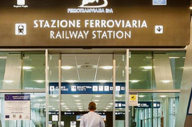 Bari, per arrivare in aeroporto treno e bus con gli stessi orari: così chi arriva aspetta