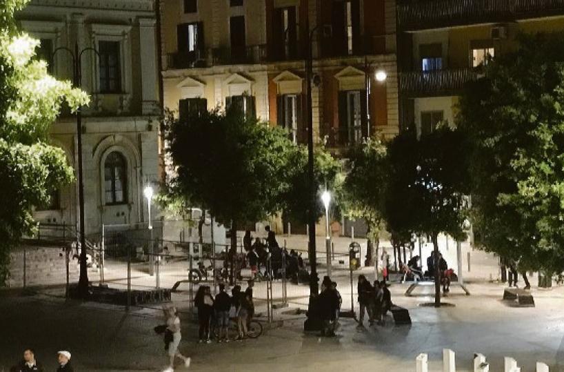 Bari, fuochi, risse e birra a fiumi: Far West a piazza Risorgimento