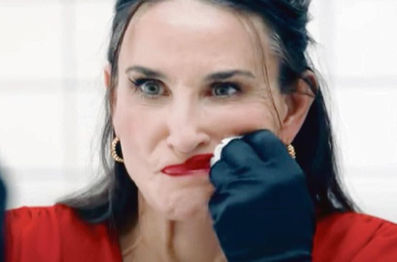 Le pene di un&rsquo;attrice nel body horror &laquo;The Substance&raquo;