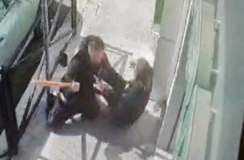 Barletta, le lacrime dopo l'aggressione in strada con la mazza da baseball. L'uomo arrestato: «Sono pentito»