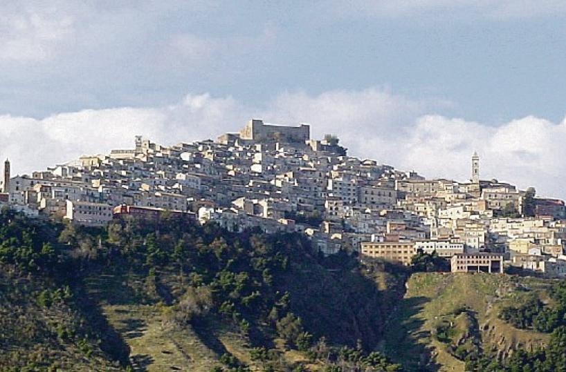 È giallo a Sant’Agata: Francesco Cela trovato morto in auto con un'ascia vicino 