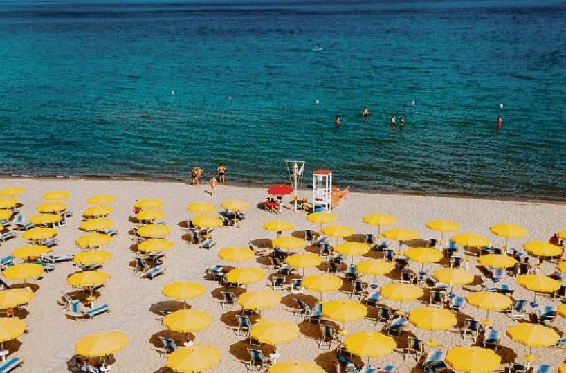 L’assalto al mare in Puglia: primi bagni e tanti turisti nonostante i collegamenti. Ma a Castellaneta Marina operatori in rivolta