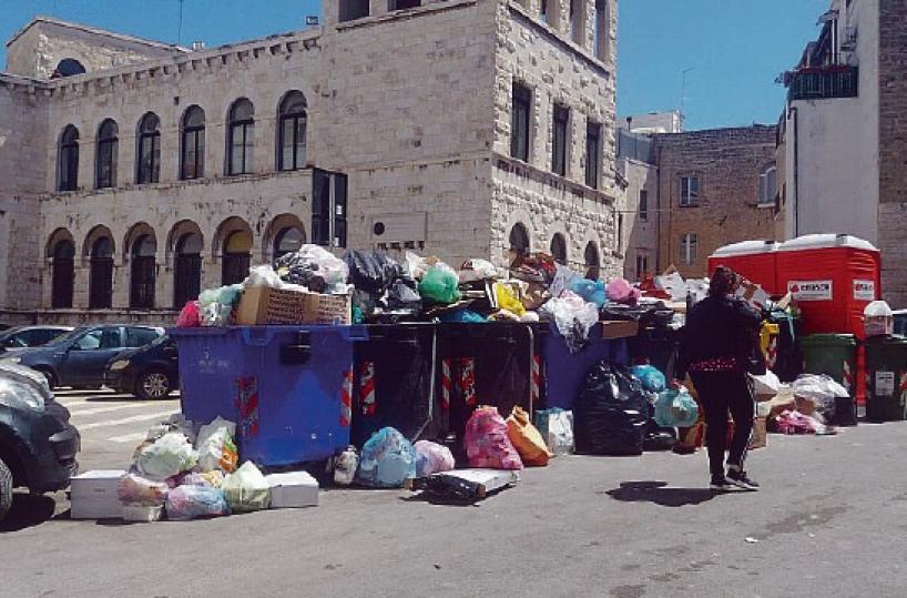 Rifiuti da record e auto ovunque: il centro storico di Bari ostaggio del caos