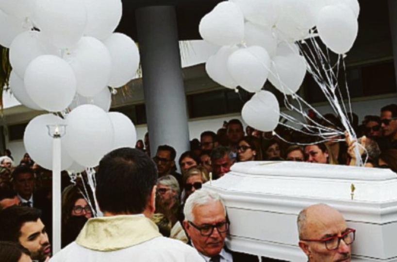 Barletta abbraccia il piccolo Checco: una bara bianca e tanti palloncini per il bimbo morto cadendo dalla bici