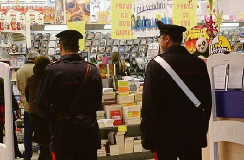 Tornano i furti per fame nei supermercati a Bari: ma c’è anche chi mette il parmigiano nella Vuitton