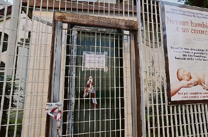 Bari, il bimbo morto in chiesa: «La culla termica costruita con pezzi trovati su Amazon»