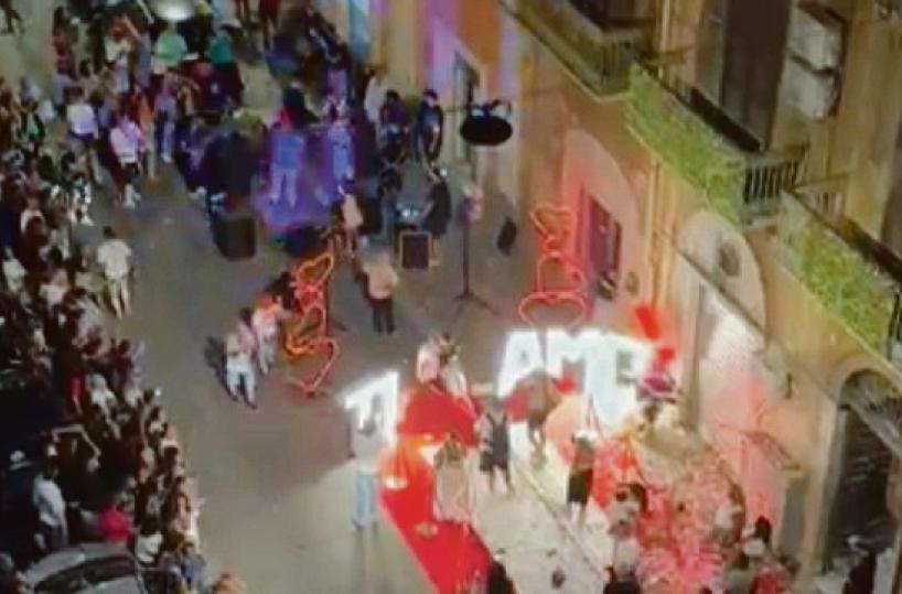 Bari, intero isolato al Libertà bloccato per una serenata neomelodica: musica napoletana, cuori e fuochi d’artificio