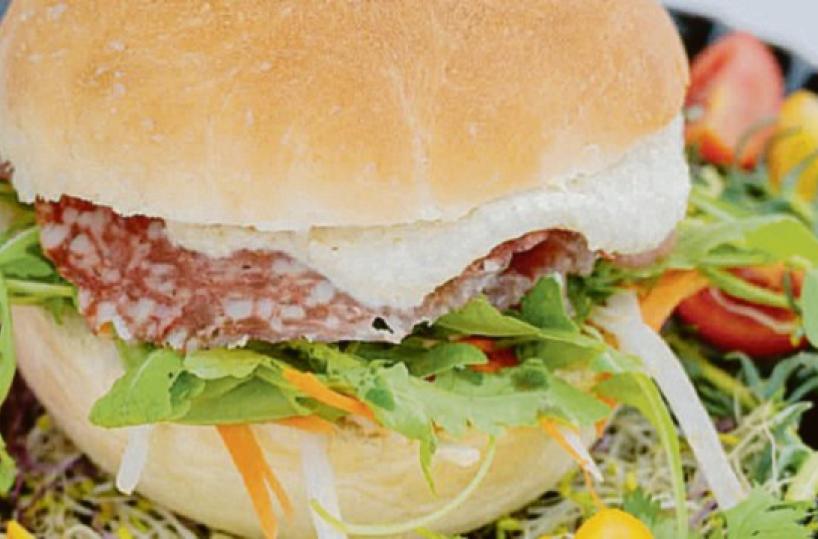 Alberobello festeggia il suo panino simbolo «il pasqualino» oggi diventa cibo gourmet