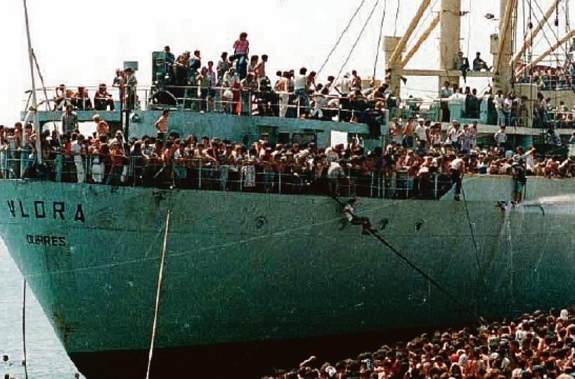Vlora, 34 anni dopo lo sbarco a Bari. Ecco il ricordo di Giuseppe Dalfino: «Mio padre scelse l’umanità»