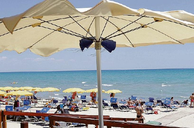 Il caro-spiagge divide la politica