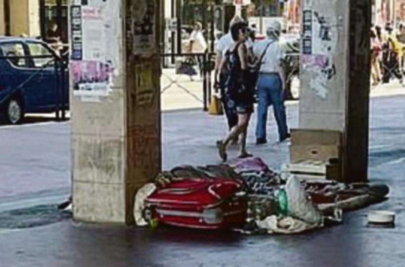 Bari, benvenuti nel degrado di via Capruzzi: «regno» dei senzatetto