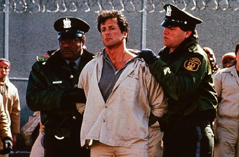Il direttore del carcere si vendica di un detenuto alla fine della pena per uno «sgarbo» del passato
