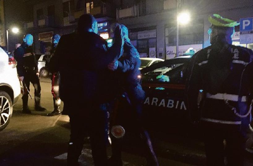 Bari, aggredisce vigili in piazza Umberto: immigrato condannato a 2 anni, è già libero