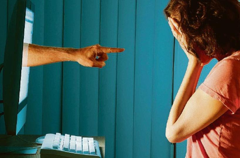 Bari, gli rubano il profilo social e lo minacciano in chat: 16enne lascia la scuola per paura