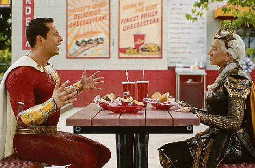 Il divertente supereroe Shazam impegnato con i fratelli adottivi a combattere le Figlie di Atlante