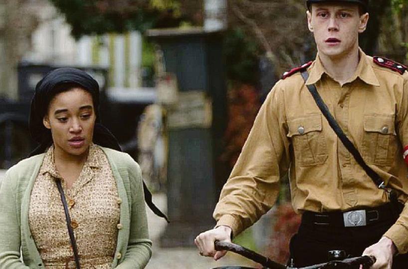 L’amore tra un ufficiale delle SS e una ragazza dalla pelle nera nella Germania nazista del 1944