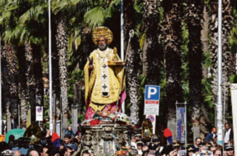 Cade sulla cera del corteo di San Nicola e si frattura, assolto il Comune: «La donna doveva stare più attenta»