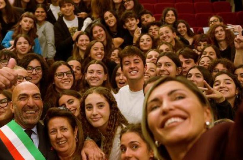 Il Liceo Socrate a Bari spegne 50 candeline: la festa con gli ex studenti, ci sono anche Leccese e Serena Brancale