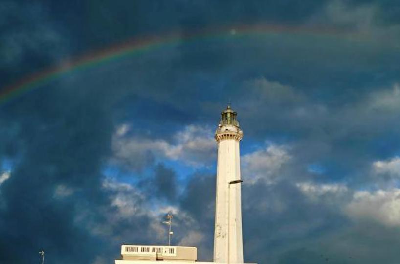 L'arcobaleno sul faro di Bari: lo scatto è virale