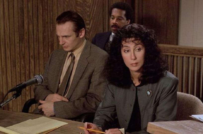 Cher avvocatessa coraggiosa difende un sordomuto senzatetto dall’ingiusta accusa di omicidio