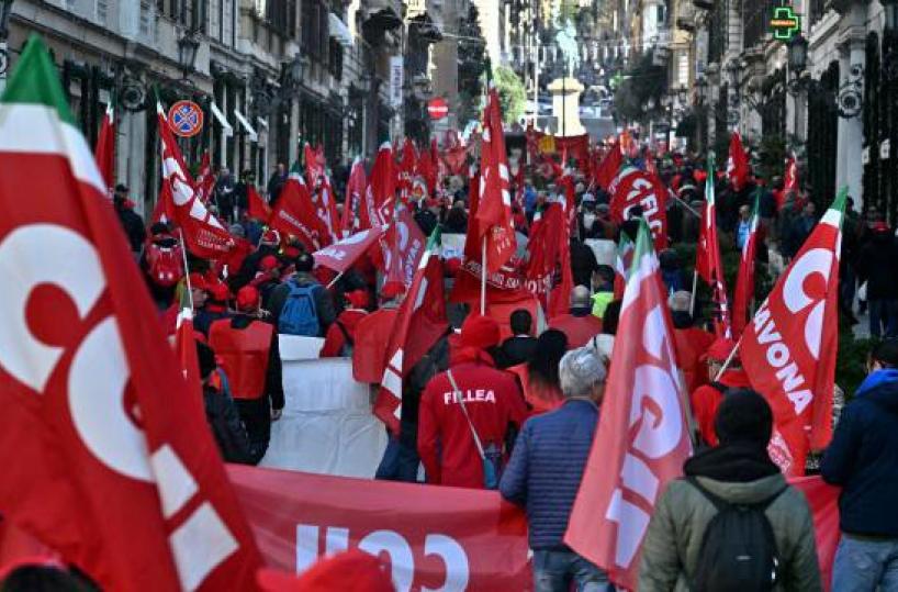 Sciopero generale, Cgil in corteo a Bari: trasporti a rischio. Landini: «Salari in ginocchio»