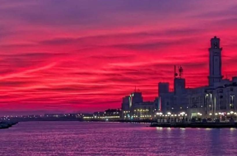 Un'alba rossa sul Lungomare di Bari: ecco la foto del giorno 