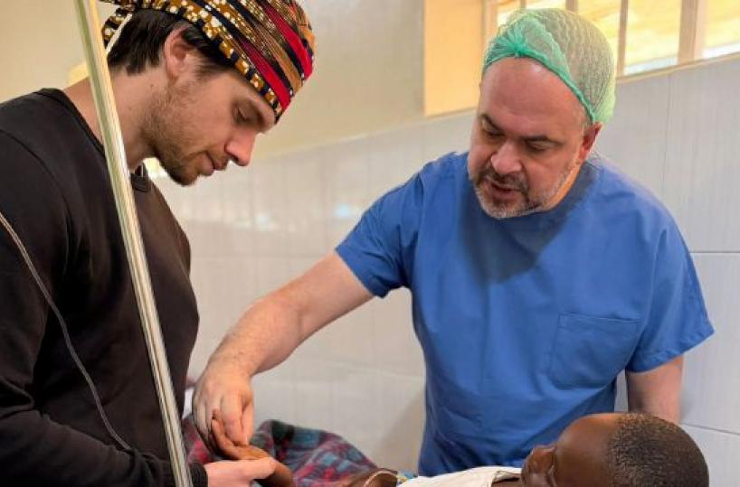 Da Martina Franca al nord del Kenya per prendersi cura delle cicatrici di adulti e bambini vittime di ustioni: la storia di Giovanni Marangi