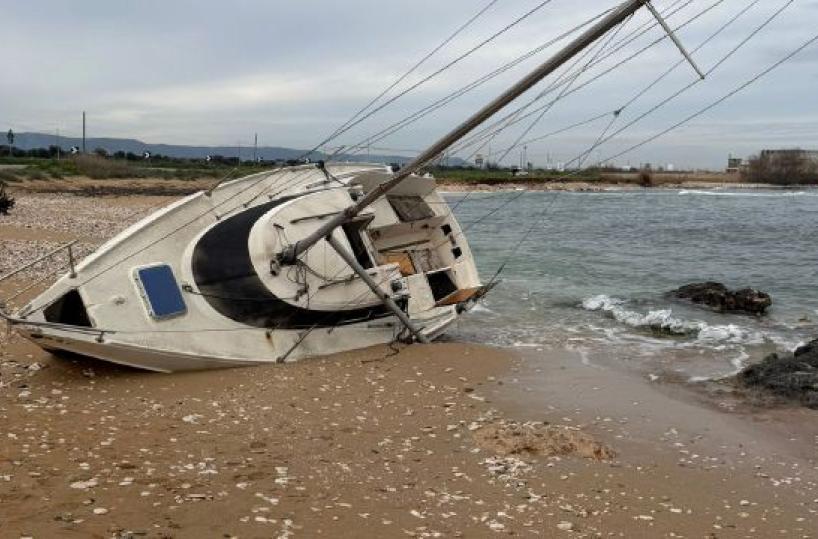 Il mistero della barca spiaggiata tra Savelletri e Torre Canne: ipotesi migranti dalla Turchia
