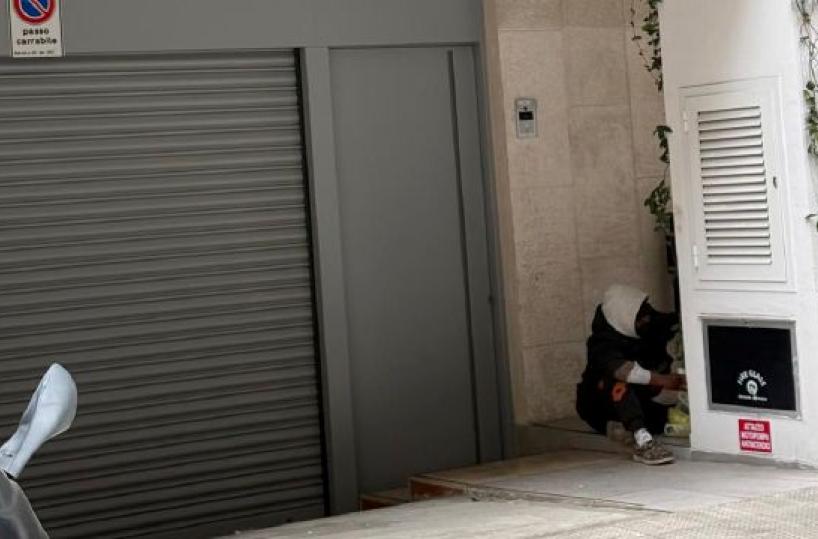 Bari, consumo di droga ordinario al Libert&agrave;: ecco il viavai con le dosi di crack