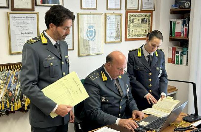 Scoperta la fabbrica delle fatture false, sequestri per un milione a 36 imprenditori baresi: c'&egrave; pure un ex sindaco