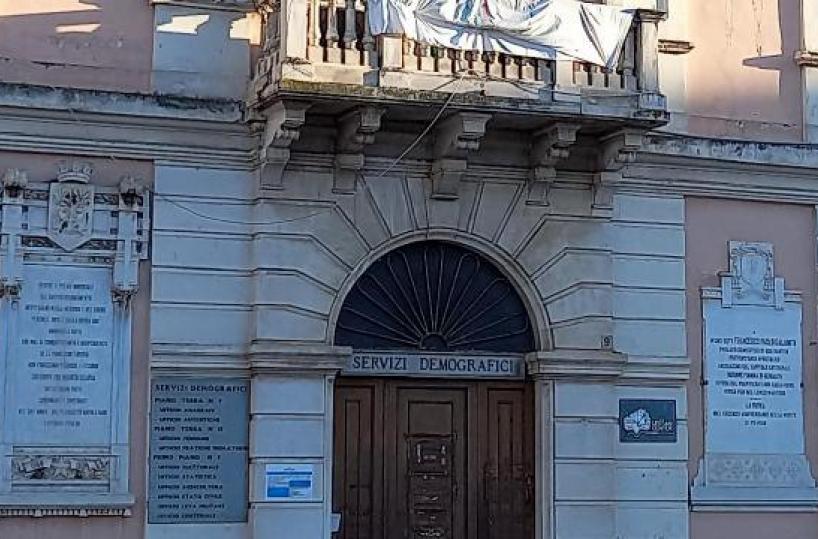 Bitonto, scale all&rsquo;ufficio anagrafe: cos&igrave; due mamme non hanno potuto partecipare alla &laquo;promessa&raquo; dei figli