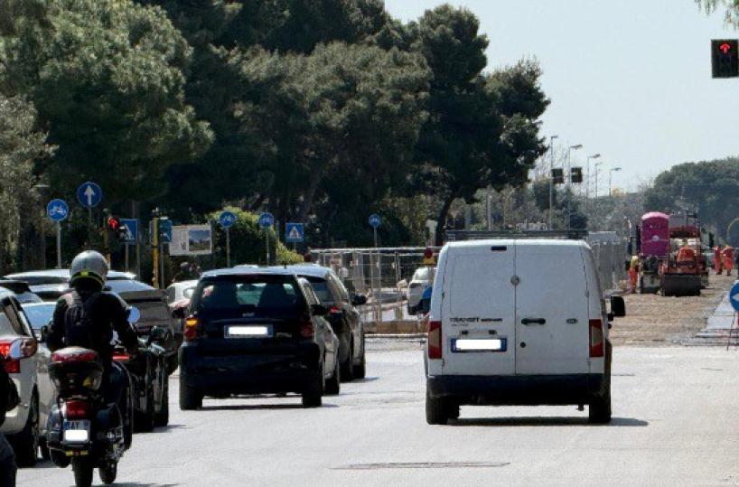 Bari, niente parcheggi, traffico in tilt: cos&igrave; viale della Costituente &egrave; nel caos