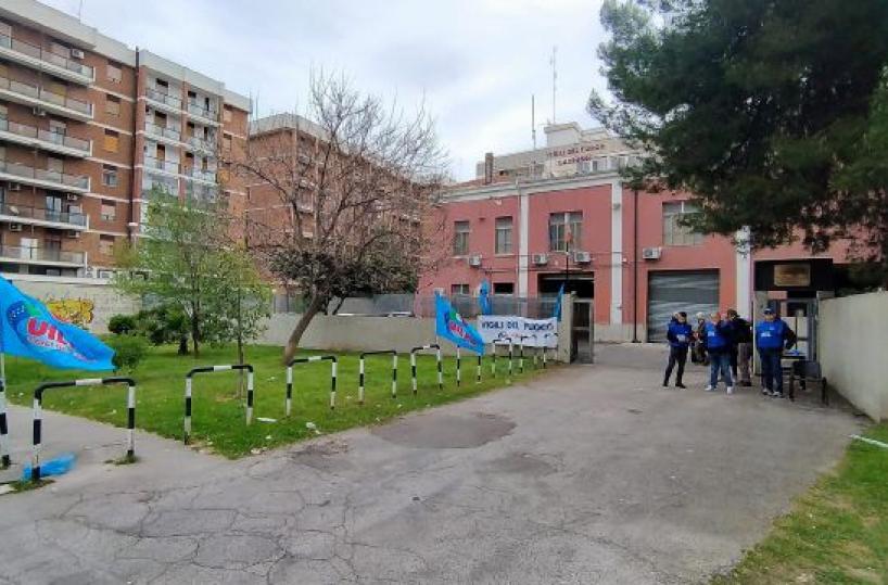 Vigili del fuoco a Bari denunciano: &laquo;La nostra caserma non &egrave; pi&ugrave; sicura&raquo;