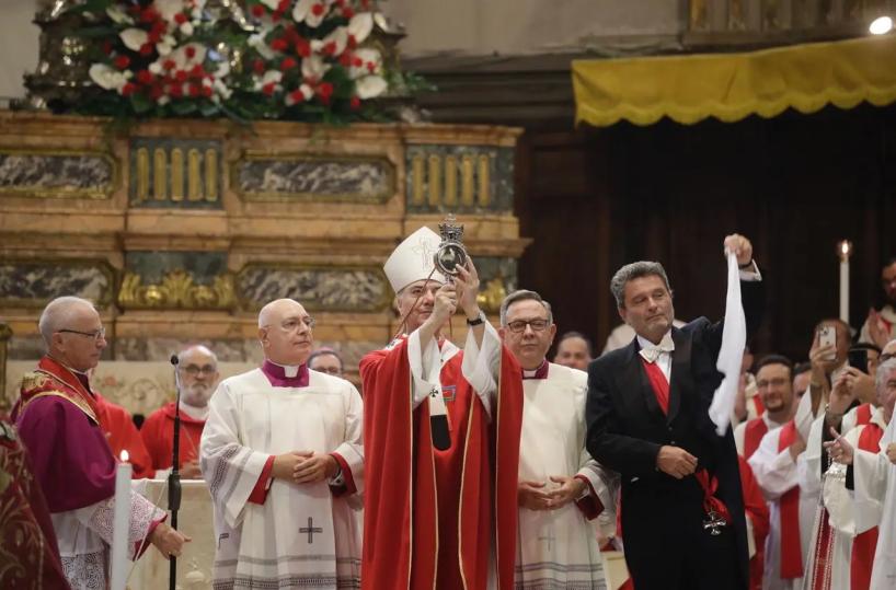 A Napoli si ripete il miracolo di San Gennaro, il sangue si è sciolto