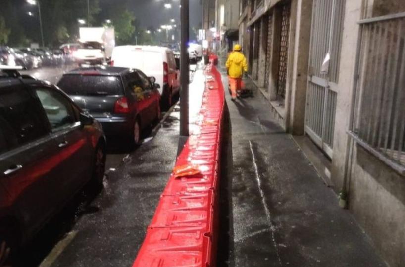 Maltempo a Milano, posizionate barriere mobili nel quartiere Pontelambro